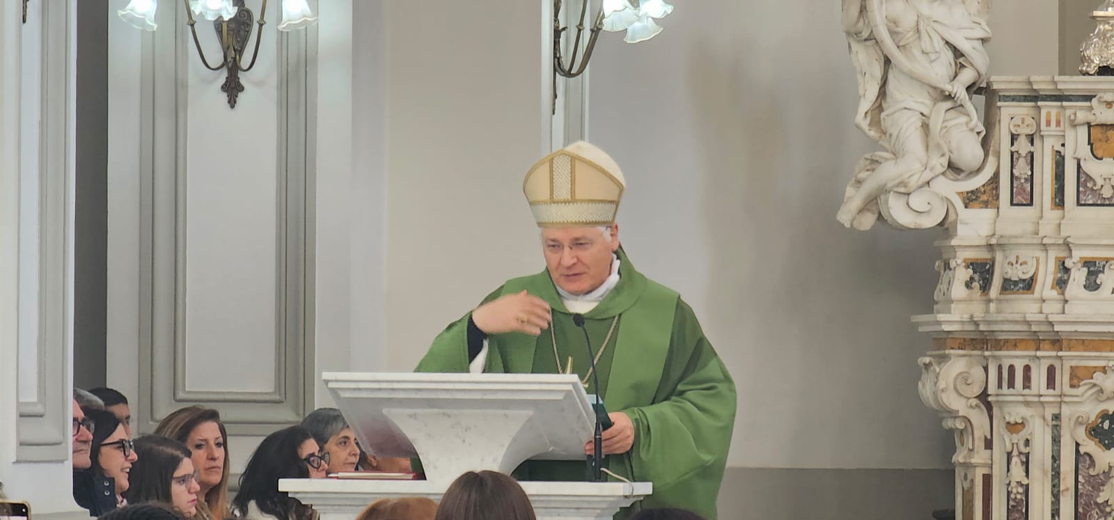 Il vescovo di Nola Francesco Marino