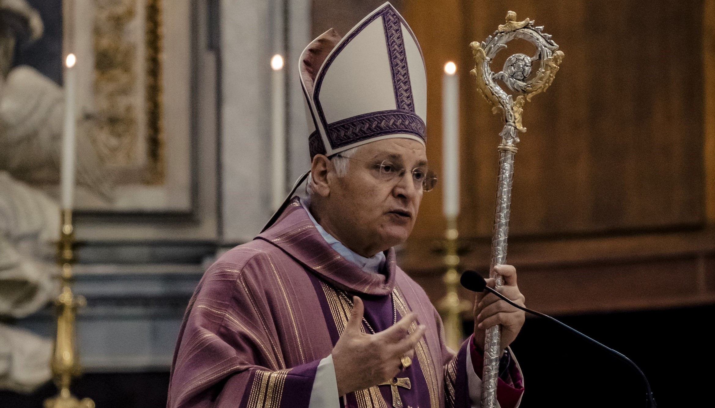 Si può contemporaneamente pregare la croce e offenderla?