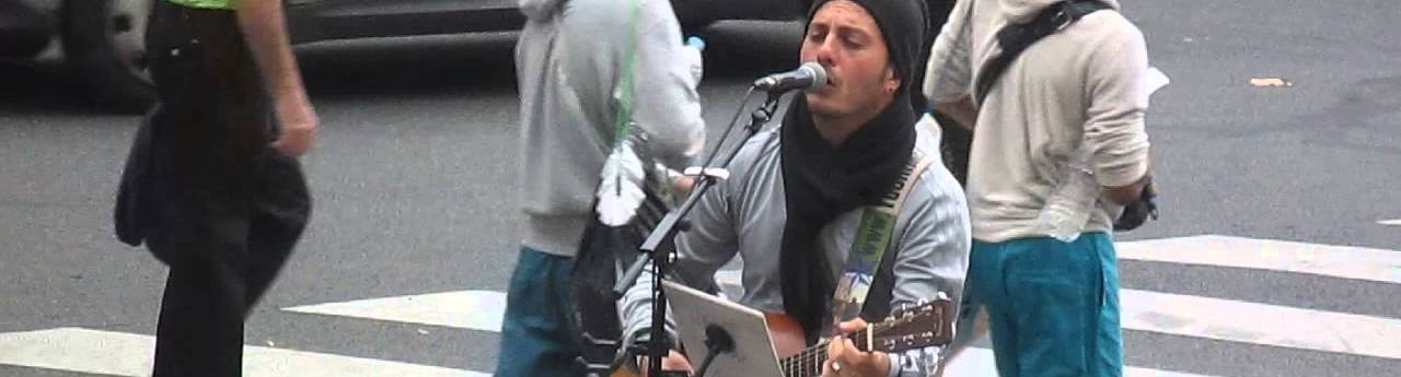 Un artista di strada napoletano a Parigi