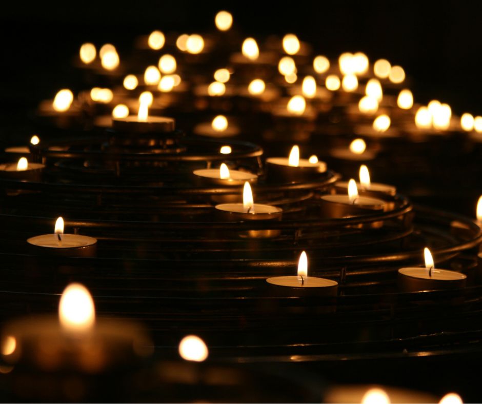 «La pietà verso i defunti ci aiuta a illuminare, con la fede, il buio della morte»