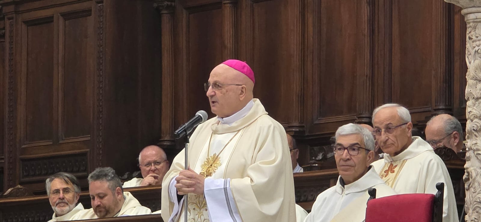 Il vescovo Depalma celebra sessant'anni di sacerdozio: «Non poteva toccarmi nulla di più bello che diventare prete»