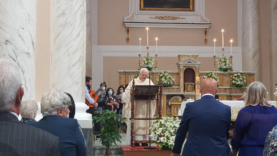Don Cosimo Esposito durante l'omelia