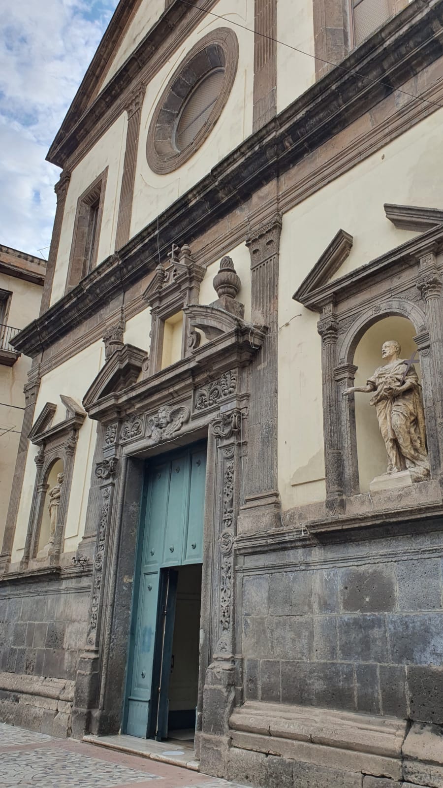 Cuori all'ombra di un alto campanile