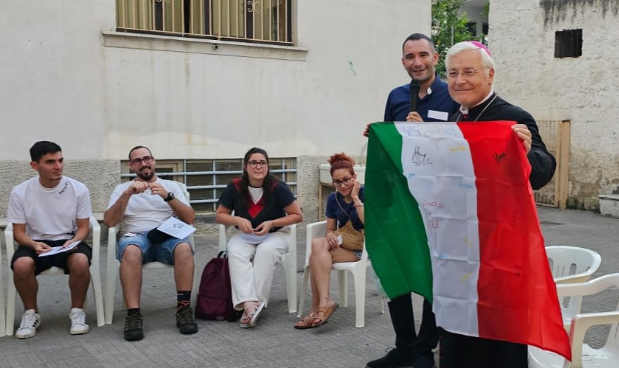 Il vescovo Francesco Marino con i giovani nolani in partenza per la Gmg di Lisbona